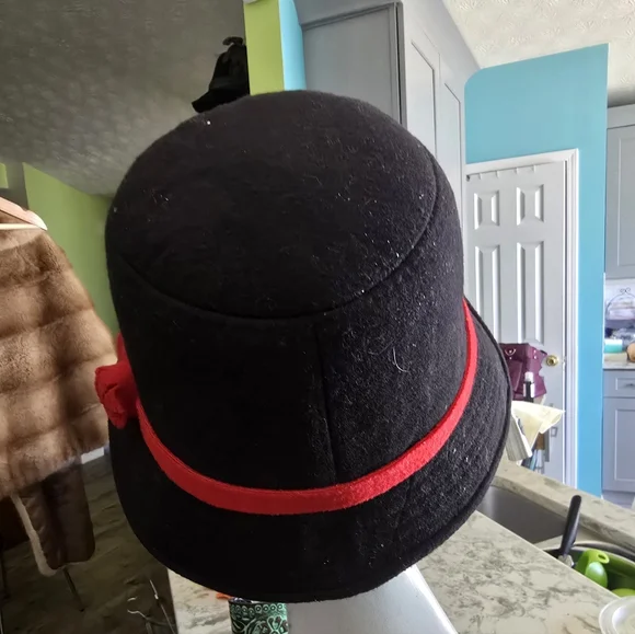 Elegant Black and Red Wool Cloche Hat - Picture 3 of 6